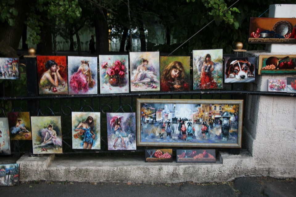 На мосту Кладки местные художники продают свои картины