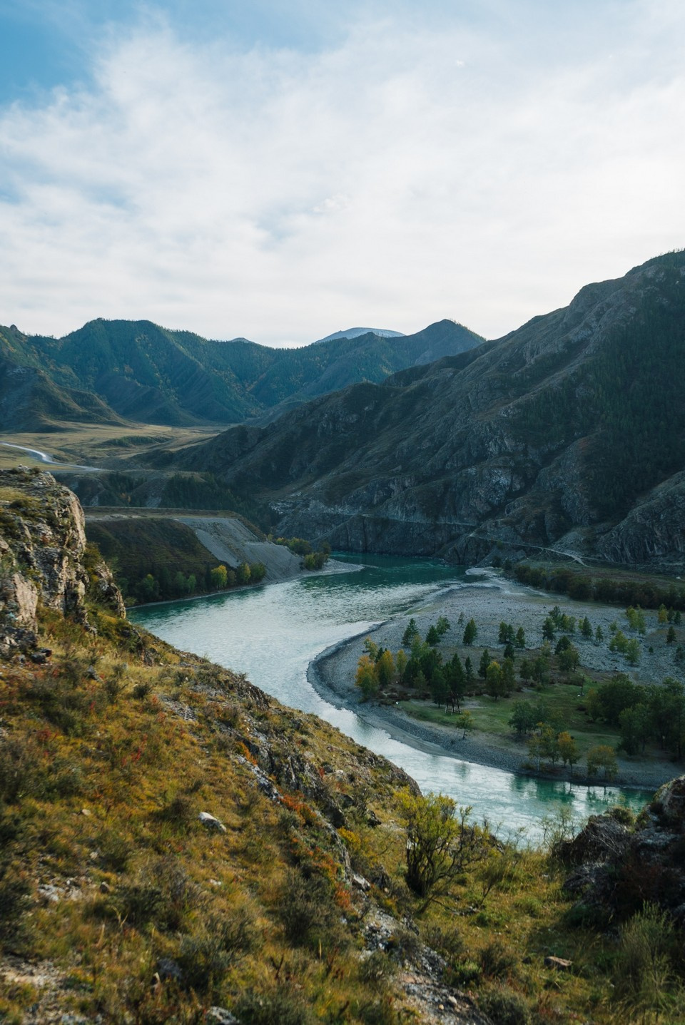 Река течет по южной части Республики Алтай