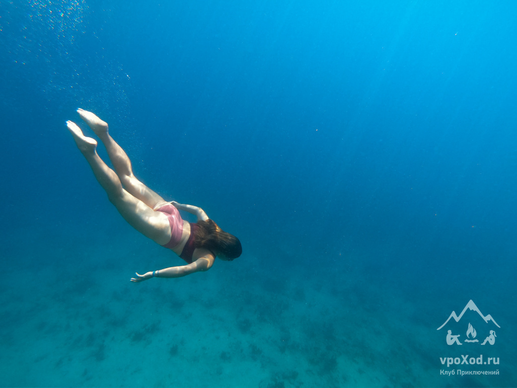 Кристально чистая вода в заливе, где находится остров, идеально подходит для снорклинга