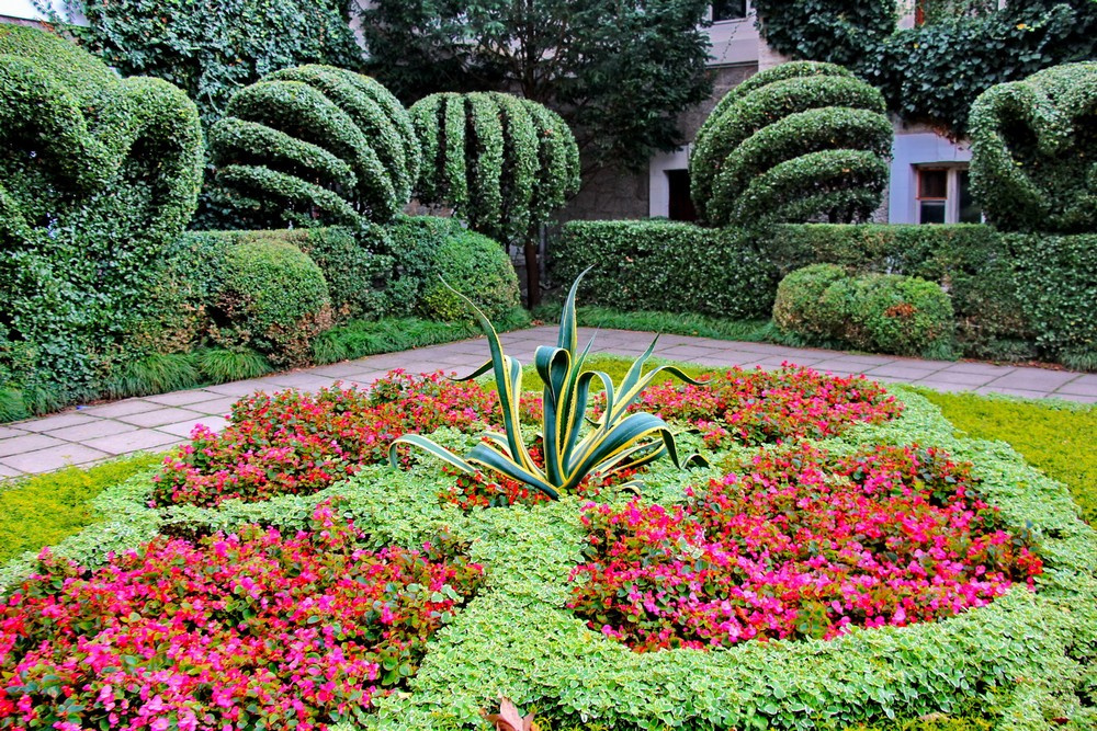 Достопримечательностями Ялты являются многочисленные парки