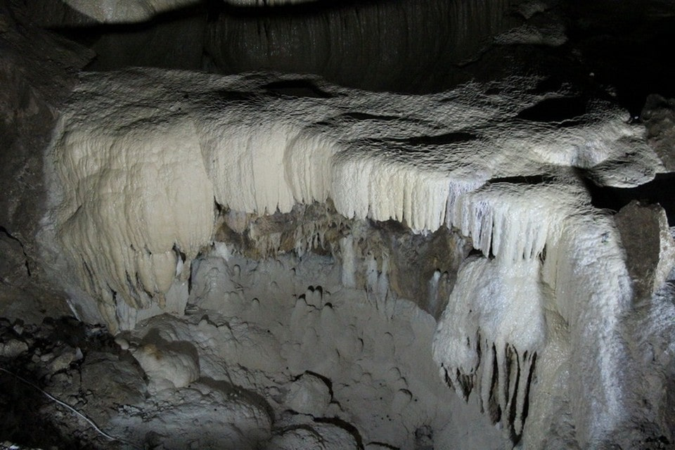 Пещеры богаты натечными формами