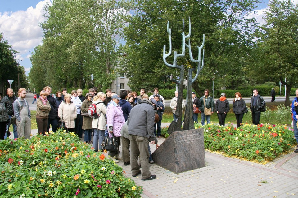 Туристы у памятника Примирения