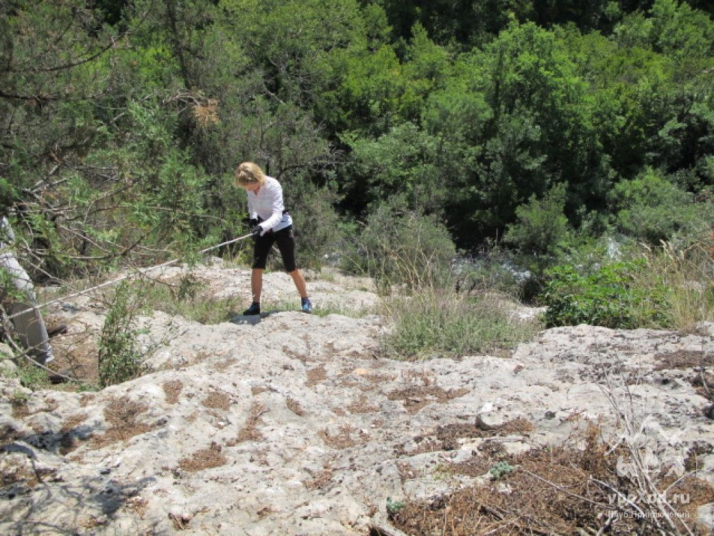 Для похода необходимо иметь прочную, разношенную обувь с нескользящей подошвой