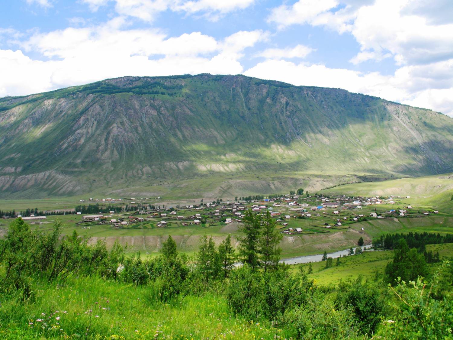 Село раскинулось в широкой долине реки