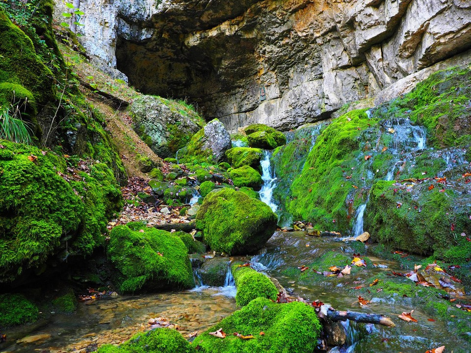В окрестностях Горячего Ключа имеется несколько пещер