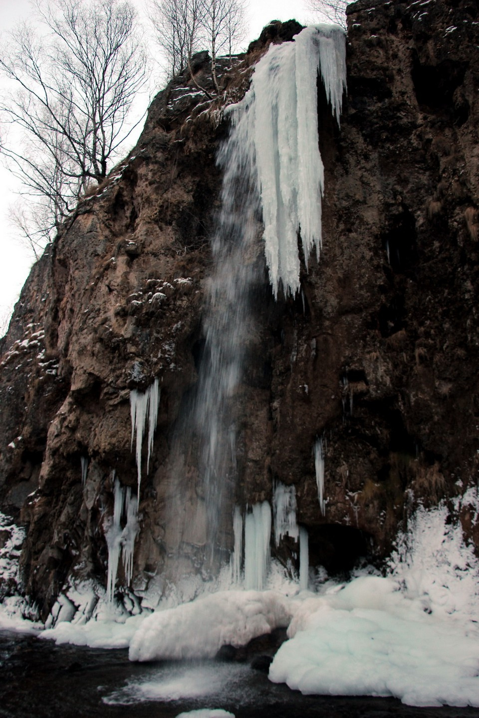 Зимой Медовые водопады превращаются в огромные сталактиты