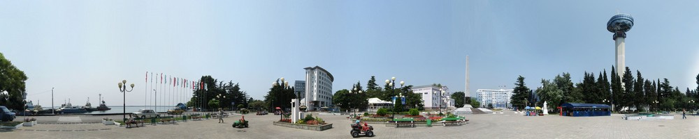 На центральной площади города находится несколько исторических памятников