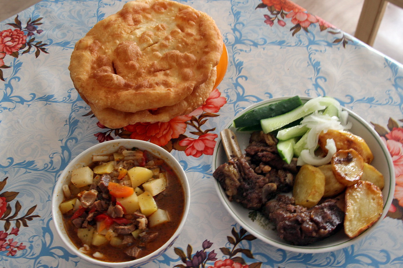 В селе есть кафе, где можно попробовать алтайскую кухню