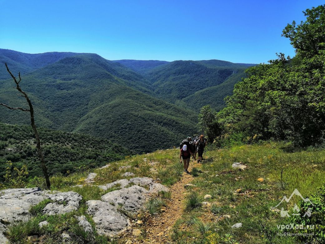 С тропы открываются живописные пейзажи