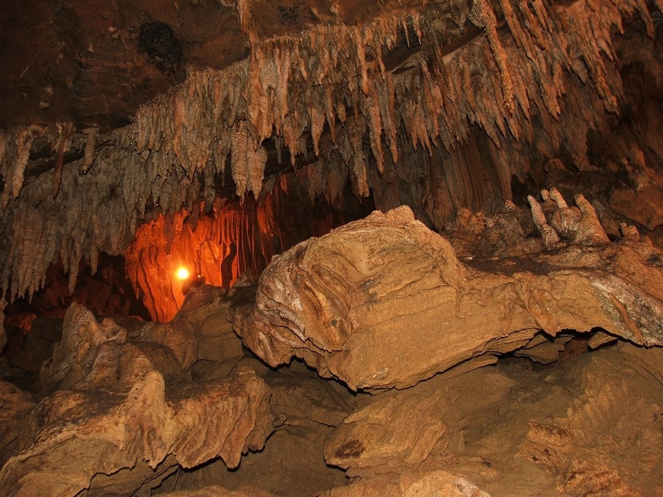 Для экскурсий оборудовано 700 м пещеры