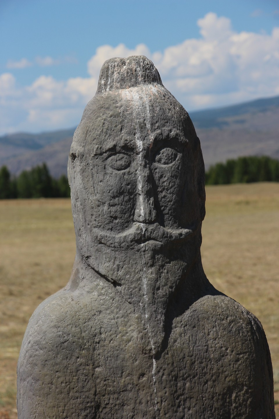 В окрестностях реки Юстыд можно встретить каменную бабу