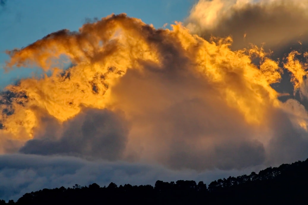 Над вулканами можно наблюдать огненные облака