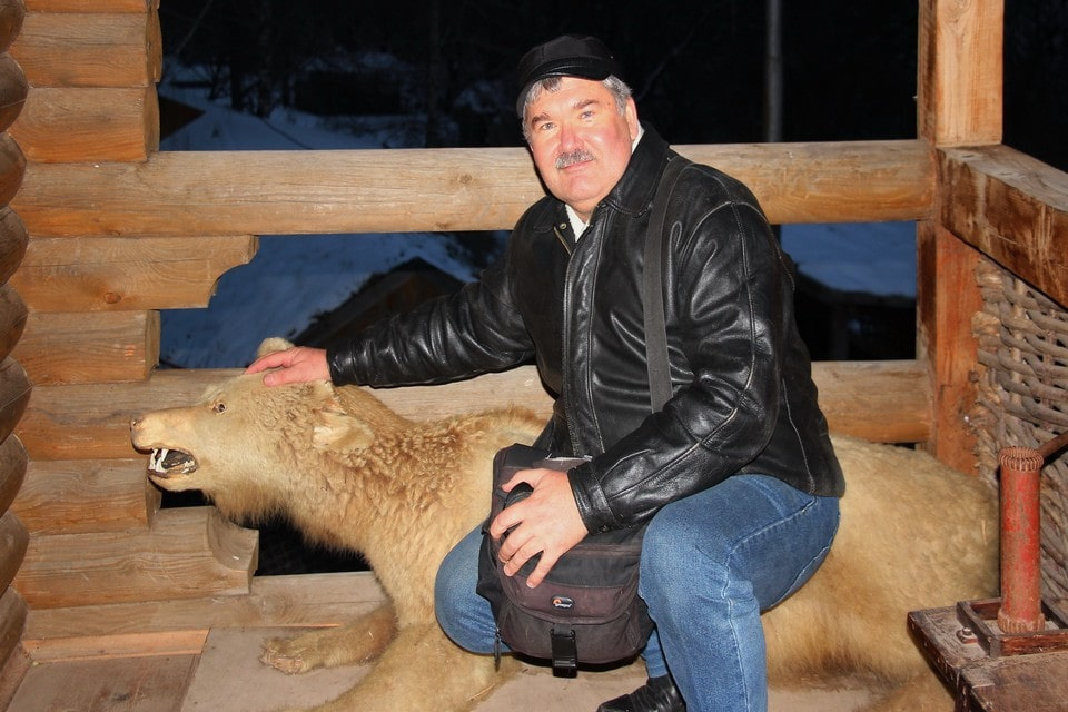 Туристы непременно фотографируются возле чучела медведя
