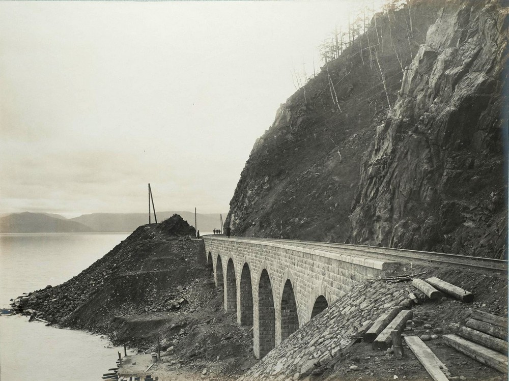 Строительство одного из каменных виадуков. 1902—1904 гг.