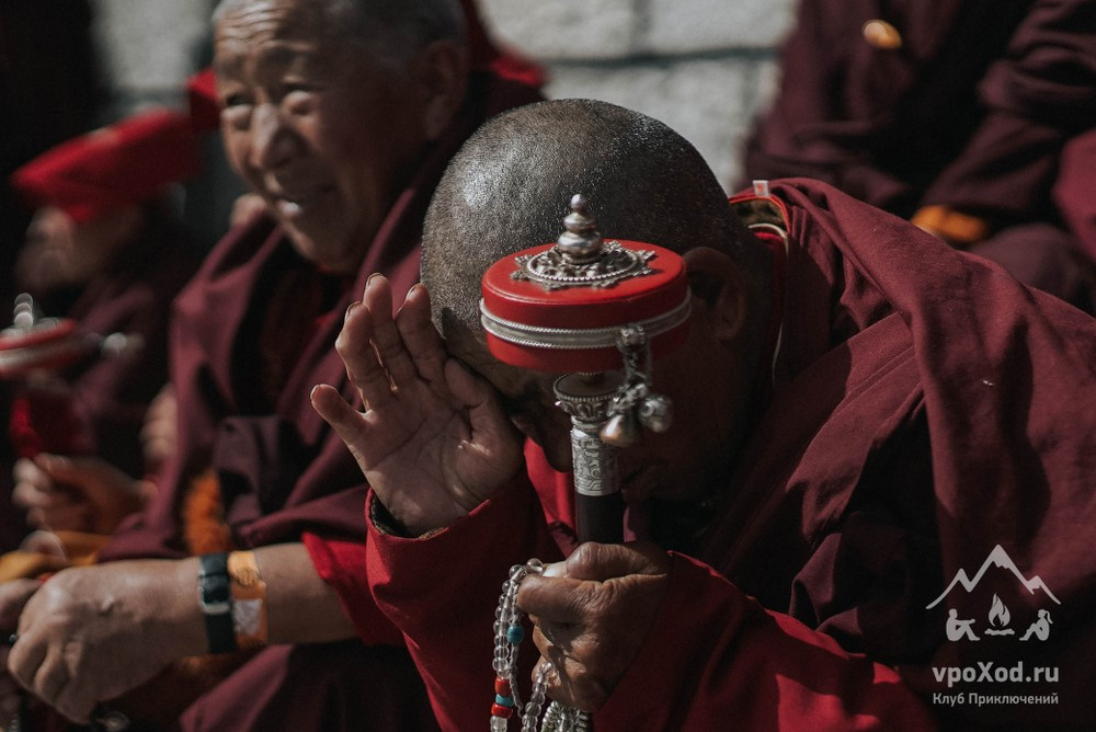 В обители проживает около сотни монахов