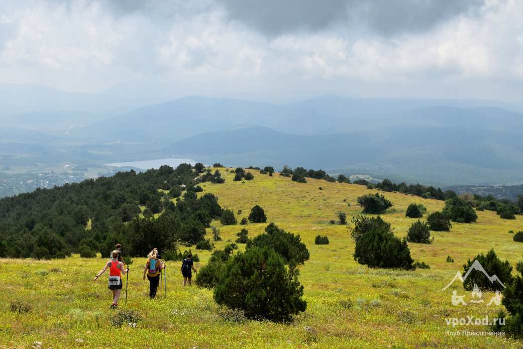 К водопаду ведет обустроенная тропа