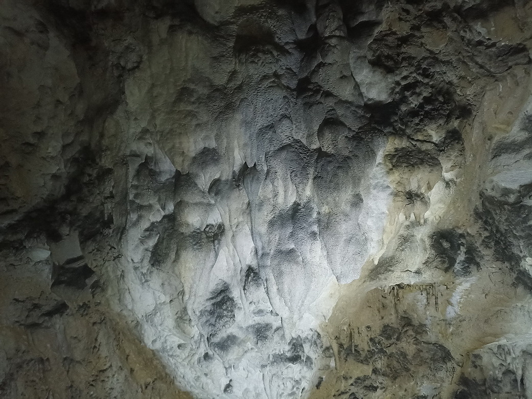 Пещера оборудована для доступа и славится натечными формами