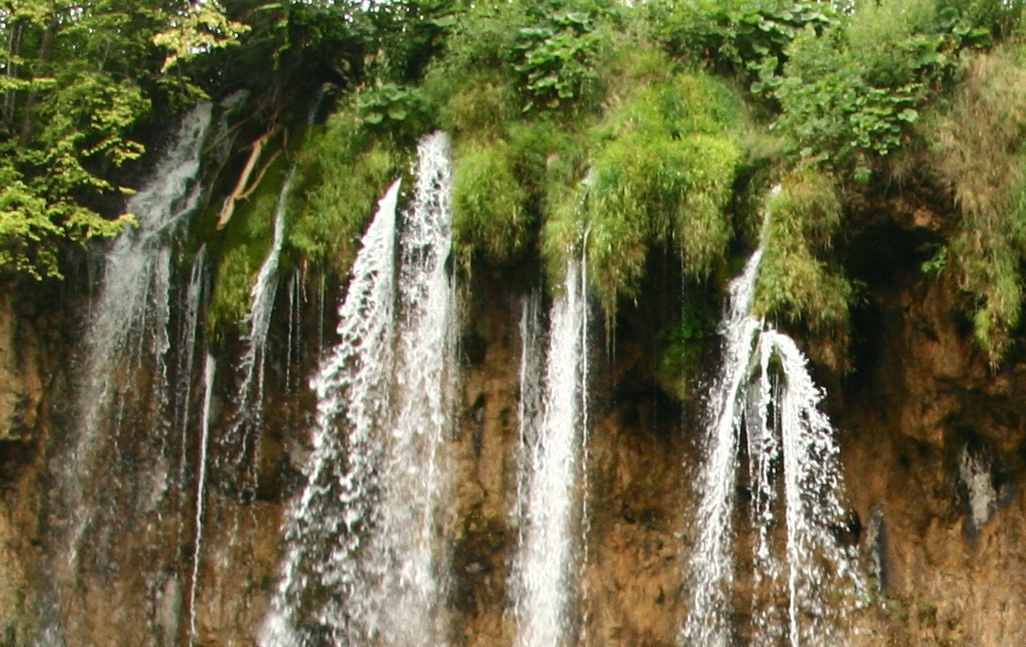 Уникальность водопада заключается в необычной форме и структуре