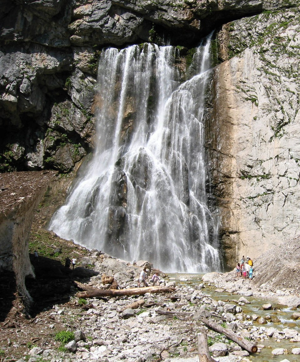 На Гагрском хребте шумит знаменитый Гегский водопад