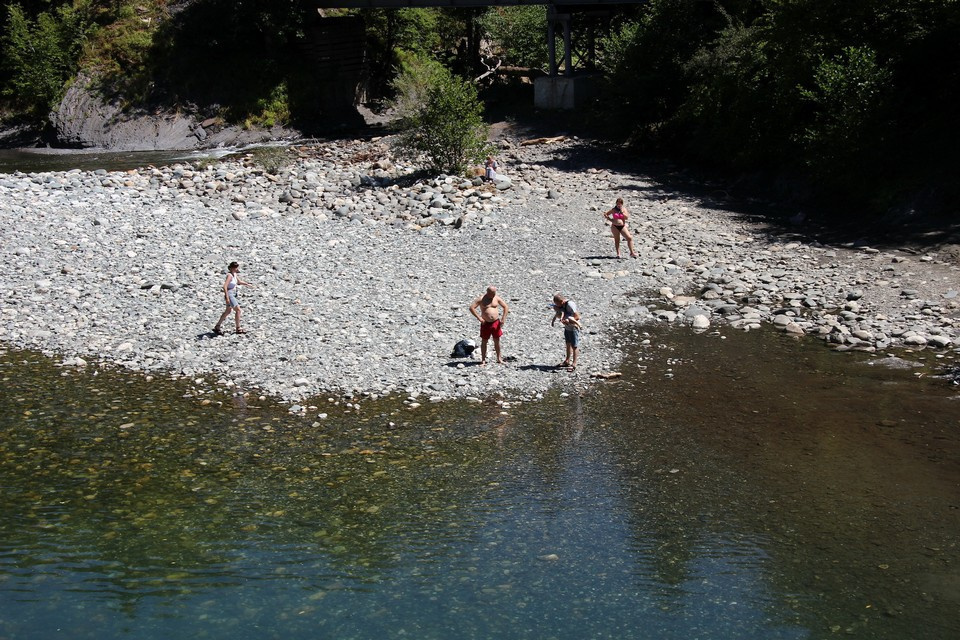 Вода в реке прохладная даже летом