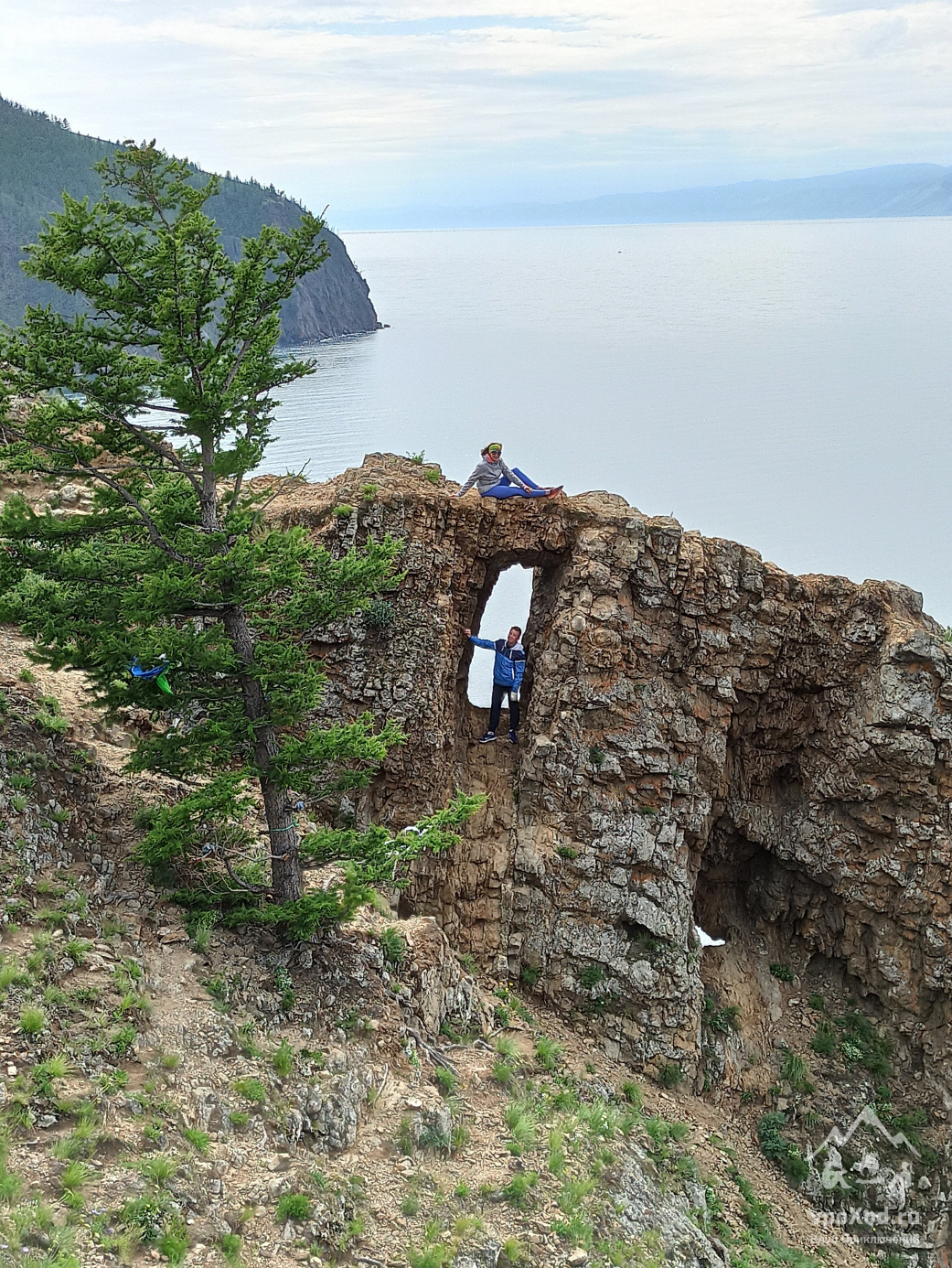 Природная арка в форме двери
