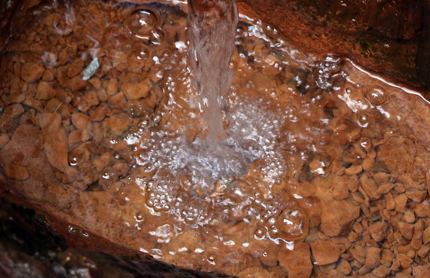 В воде содержится большое количество железа