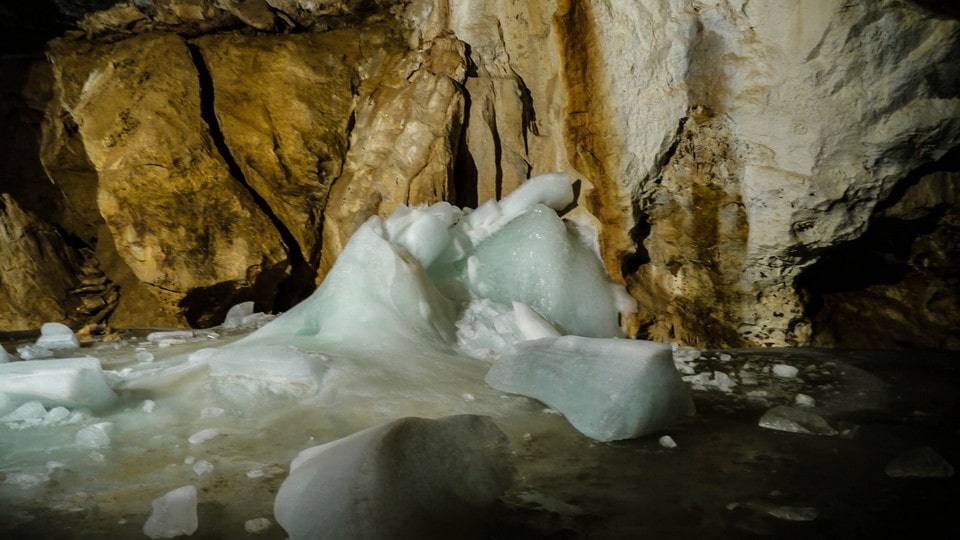 В самом низу пещеры находится слой льда