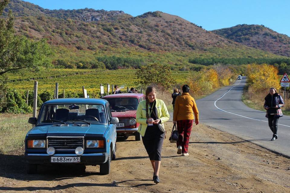 До бухты можно добраться на автобусе, машине и пешком
