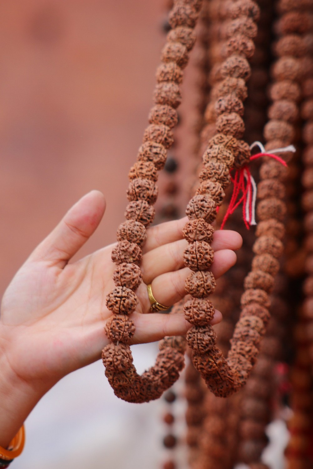 В монастырском магазине можно купить традиционные украшения