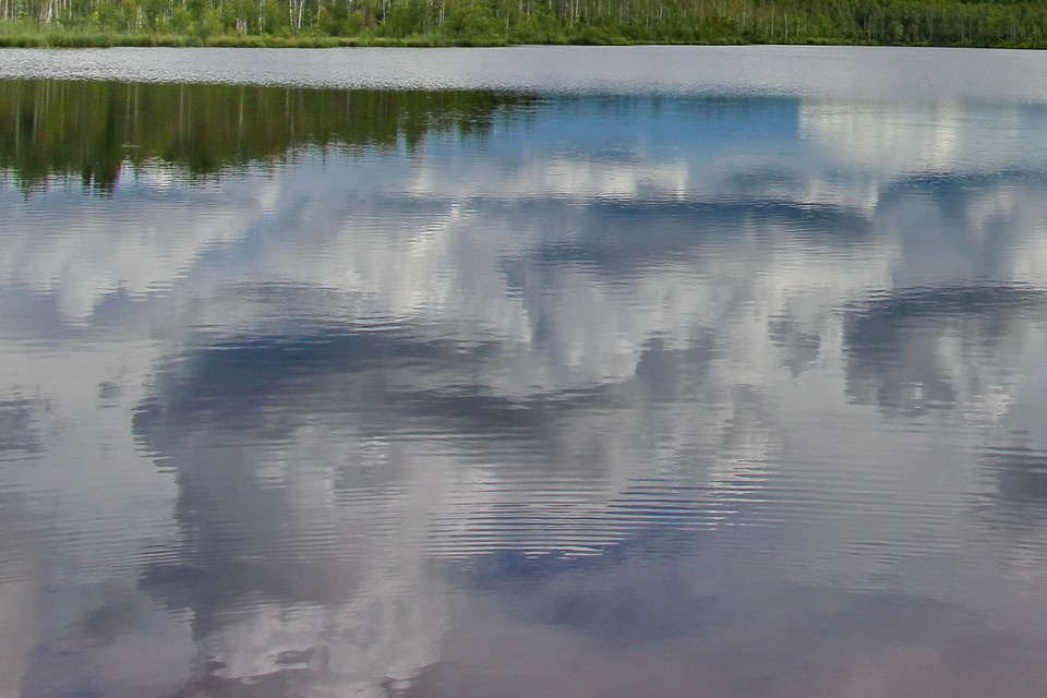 В ясную погоду в озере, словно в зеркале, отражаются облака