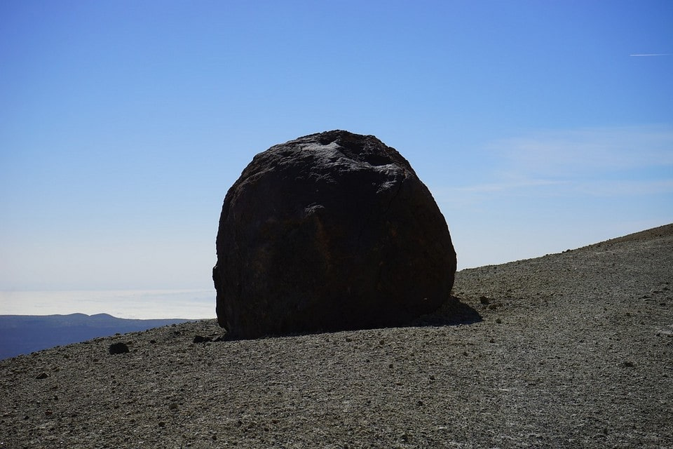 Размеры каменных шаров могут превышать человеческий рост