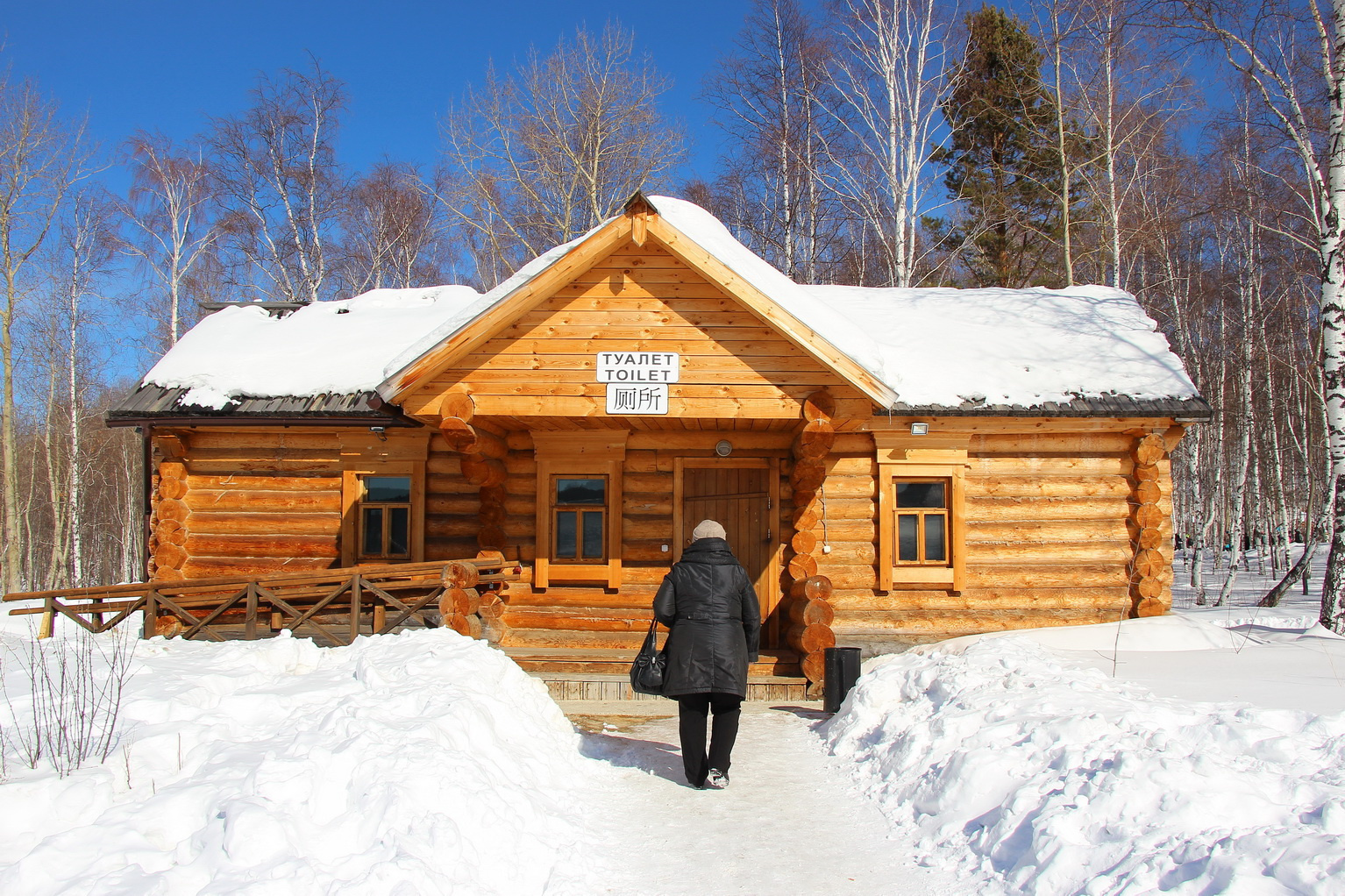 Туалеты в музее стилизованы под деревенские избы