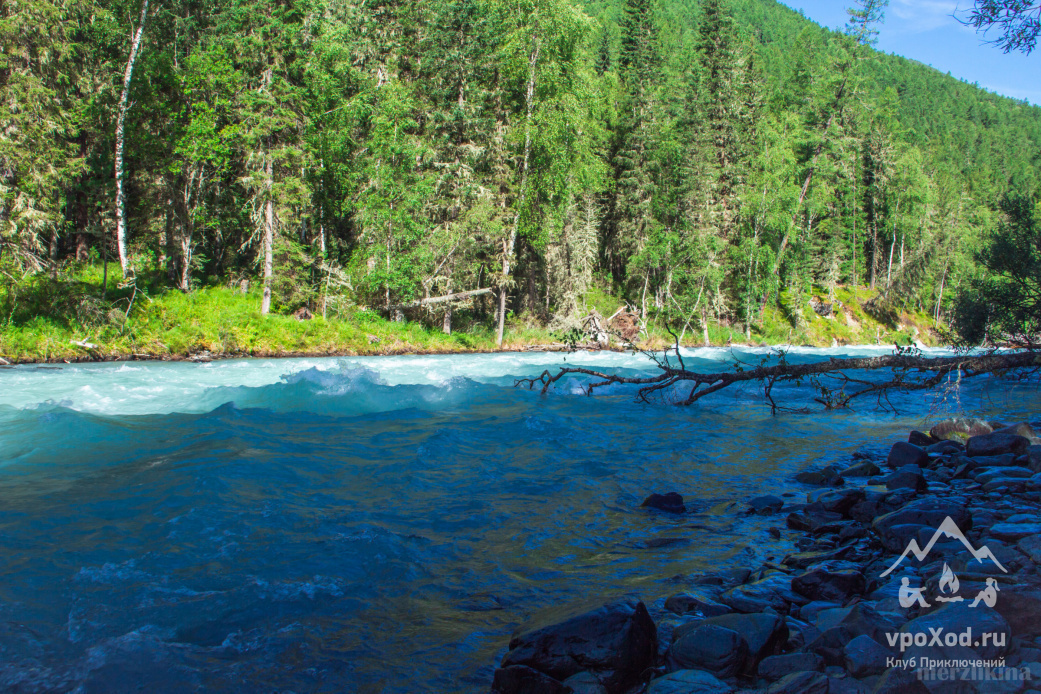 Вода в реке имеет характерный бирюзовый оттенок