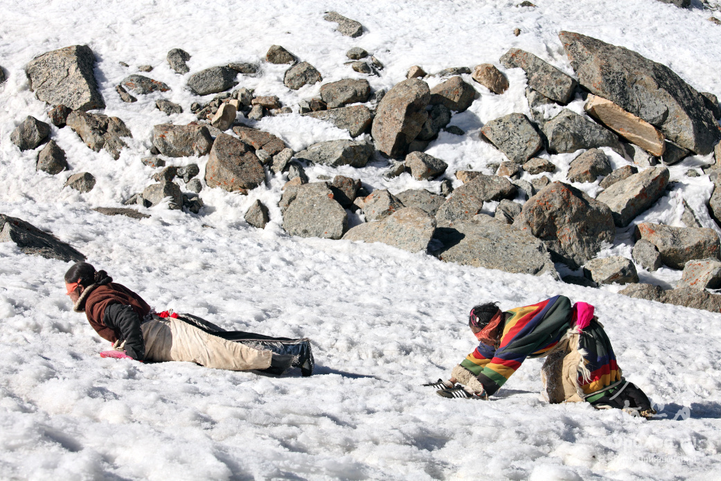 Есть паломники, которые на протяжении всего пути совершают простирания