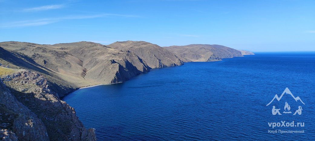 С высоты птичьего полета скалистые контуры мыса напоминают клык животного