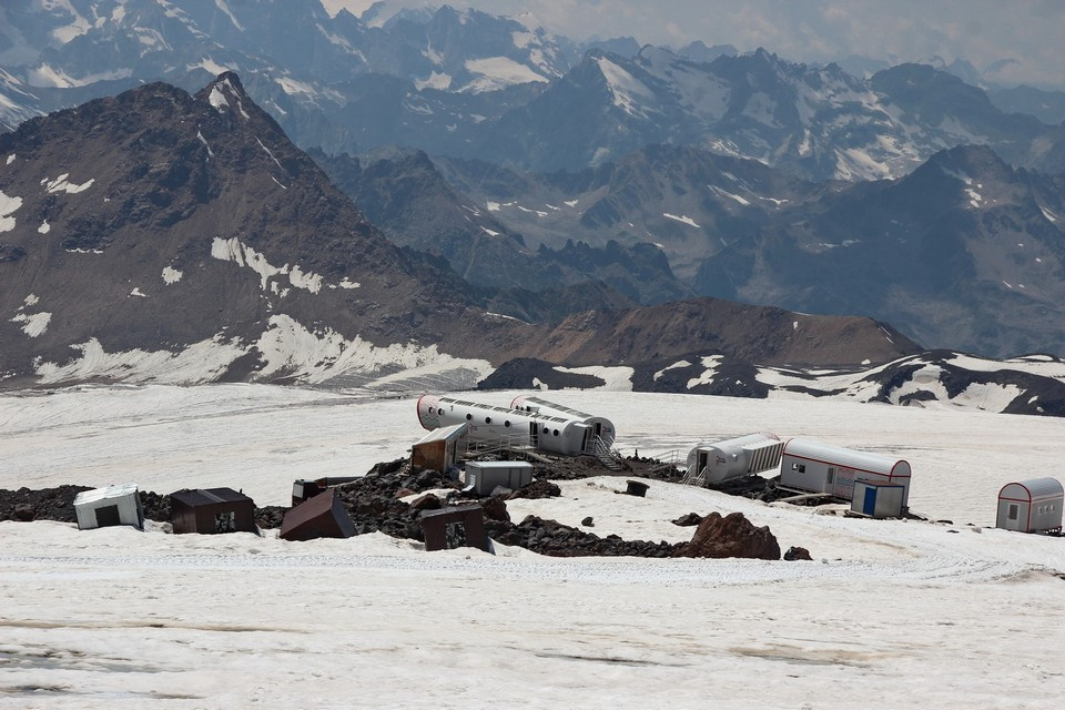 На южном склоне Эльбруса действует несколько приютов