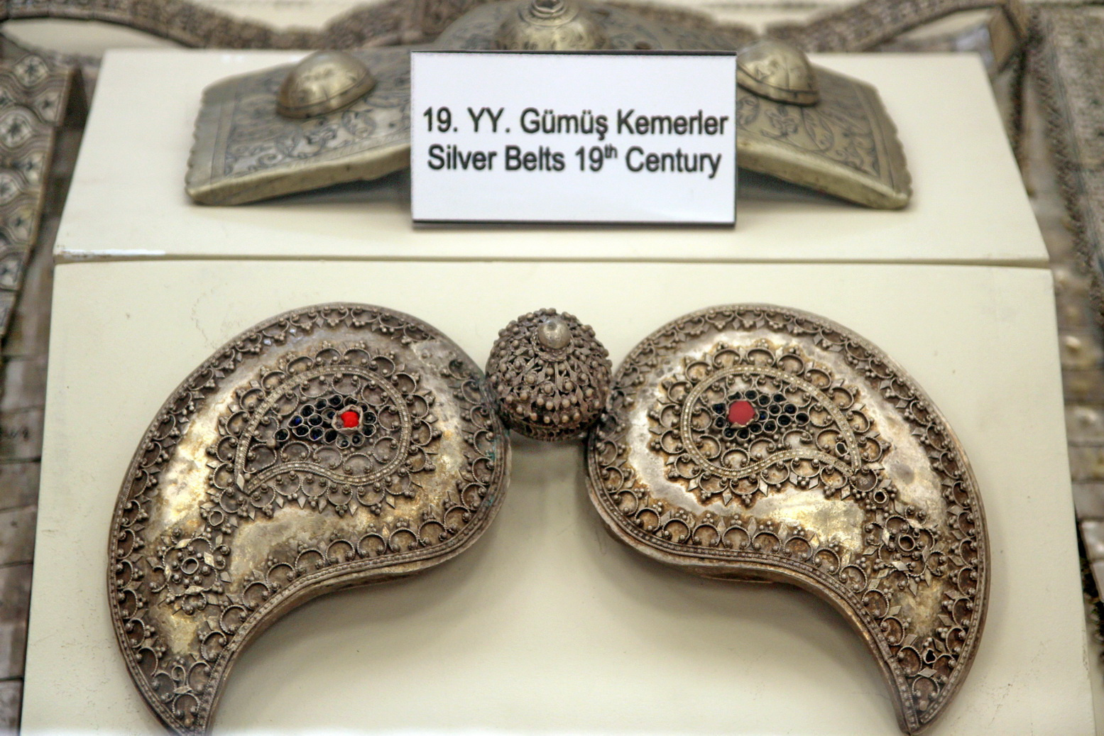 Такие украшения носили в XIX веке