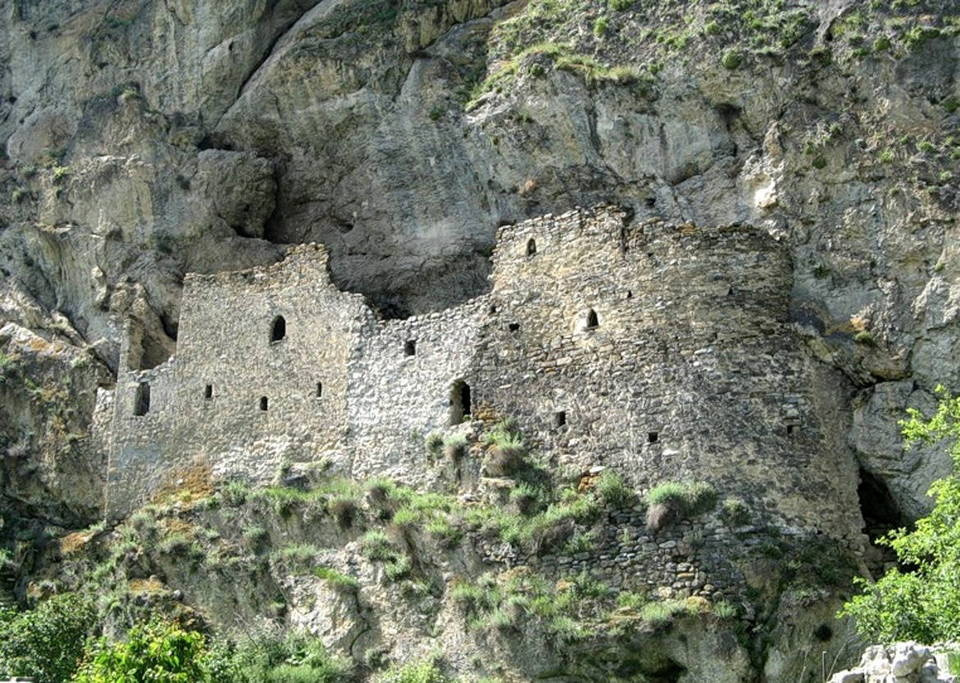Дзивгисская крепость в Куртатинском ущелье