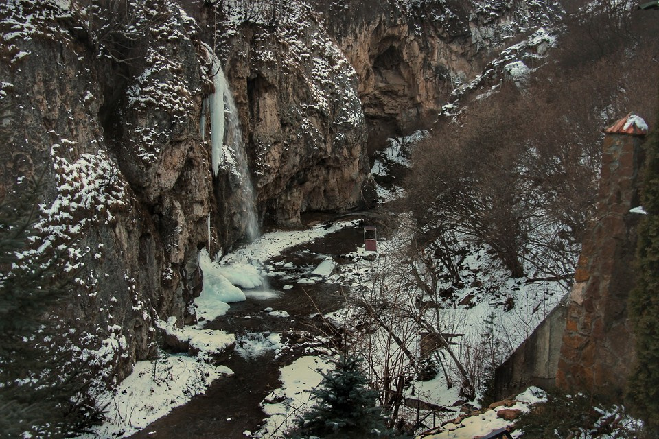 Так Медовые водопады выглядят зимой