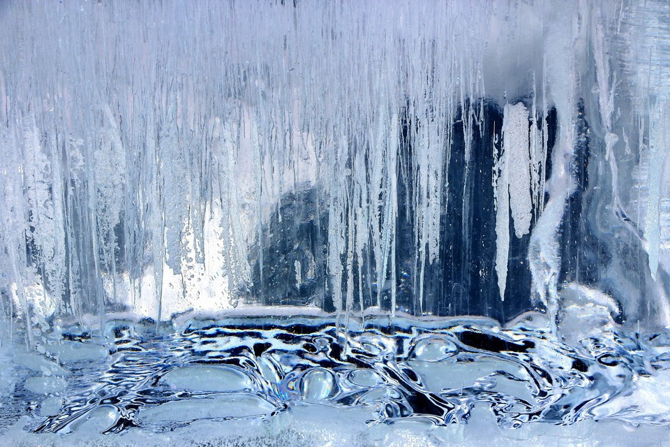 Зимой в Большие Коты едут, чтобы полюбоваться уникальным байкальским льдом