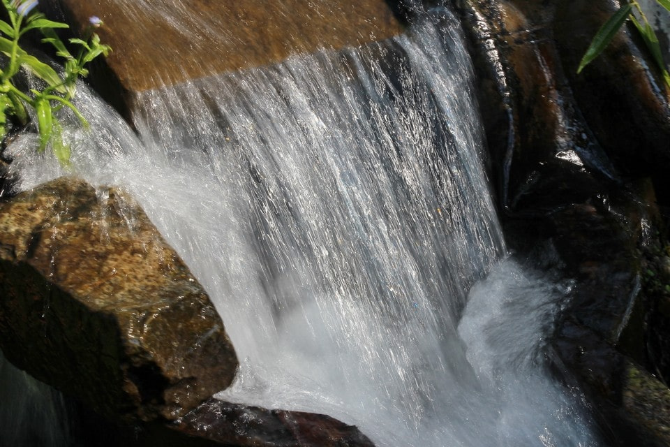 Вода в водопадах ледяная даже летом