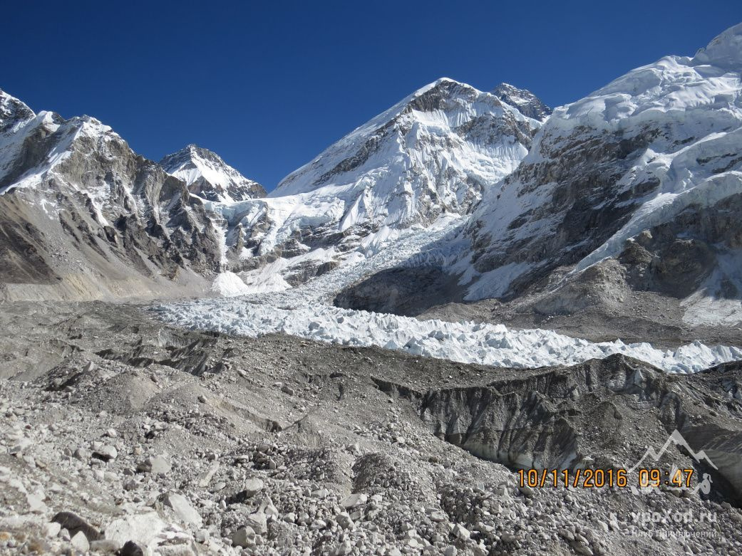 Весной и летом Эверест одним цветом