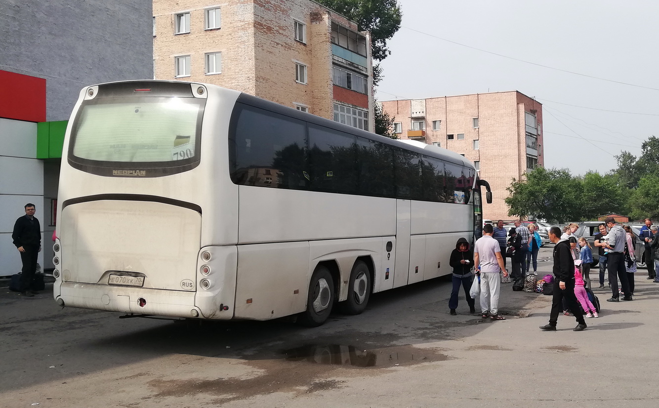 До Кызыла можно доехать на автобусе из Абакана и Красноярска