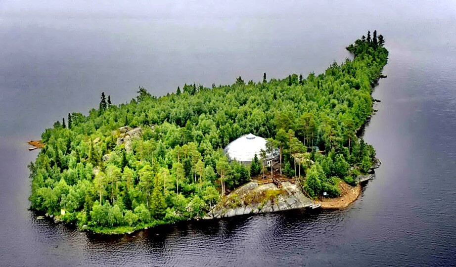 Петроглифы защитили куполом