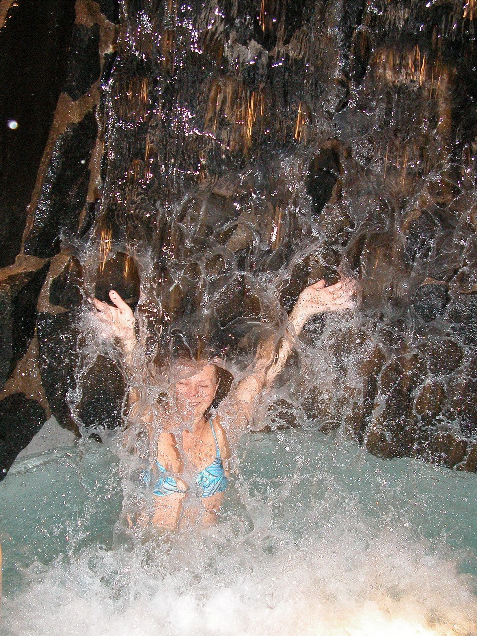 В летнюю жару большой популярностью пользуется аттракцион «Водопад»