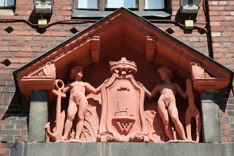 Здание Банка Финляндии богато украшено скульптурами