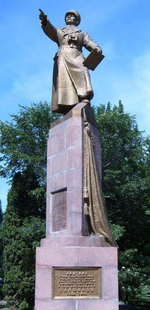 Памятник И. В. Панфилову появился в парке в 1942 году