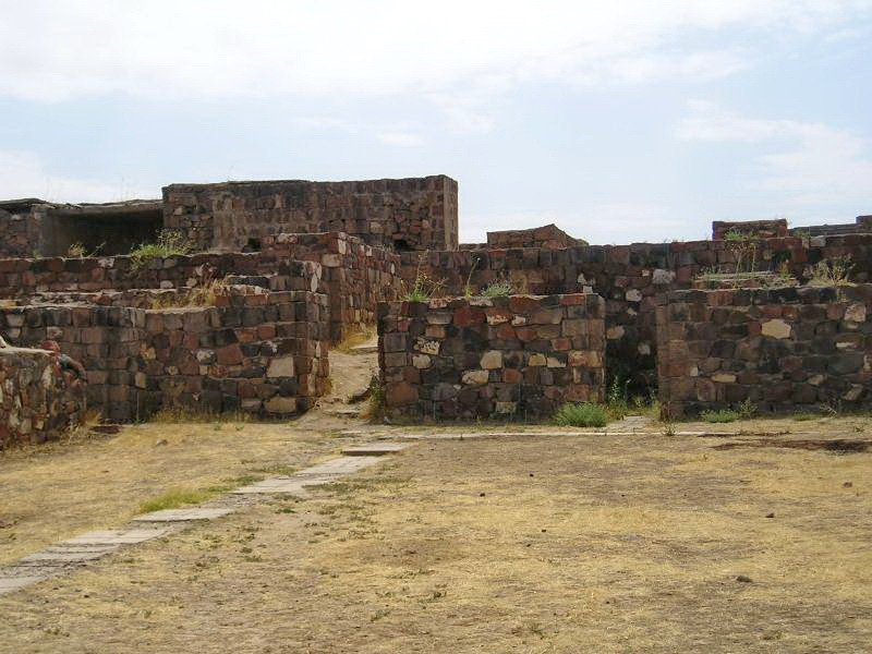 Развалины крепости Эребуни