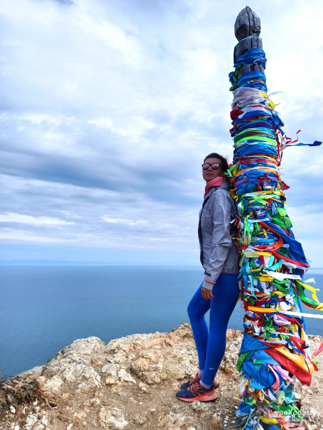 Цветные ленточки в буддизме используют как подношение духам.