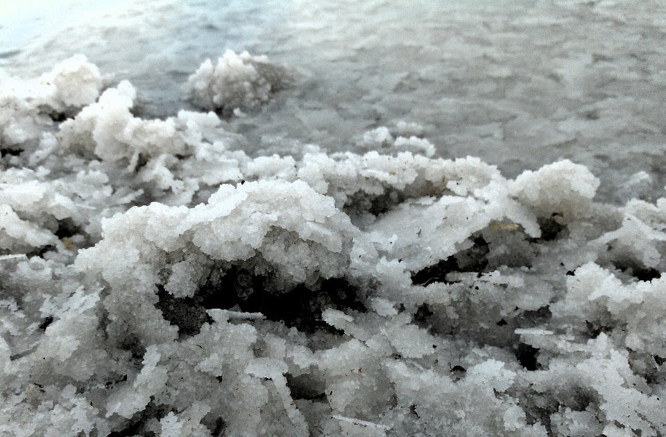 Содержание соли в воде достигает 300 грамм на литр!